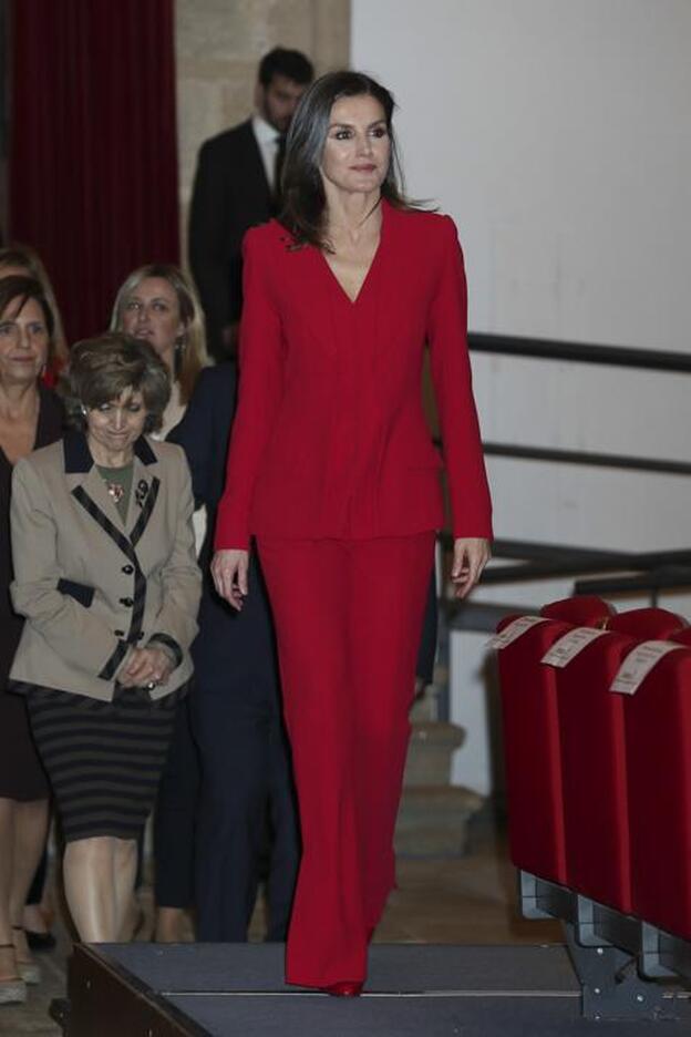 La Reina Letizia con un traje de chaqueta rojo en el acto de proclamación del ganador del Premio Fundación Princesa de Girona, en Cáceres.