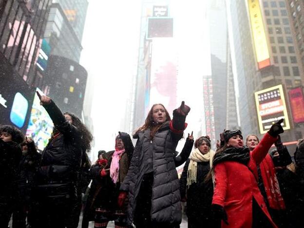 Manifestaciones en Nueva York inspiradas en el grupo feminista Chileno que cantaba "Que la culpa no era mía ni dónde estaba ni cómo vestía"