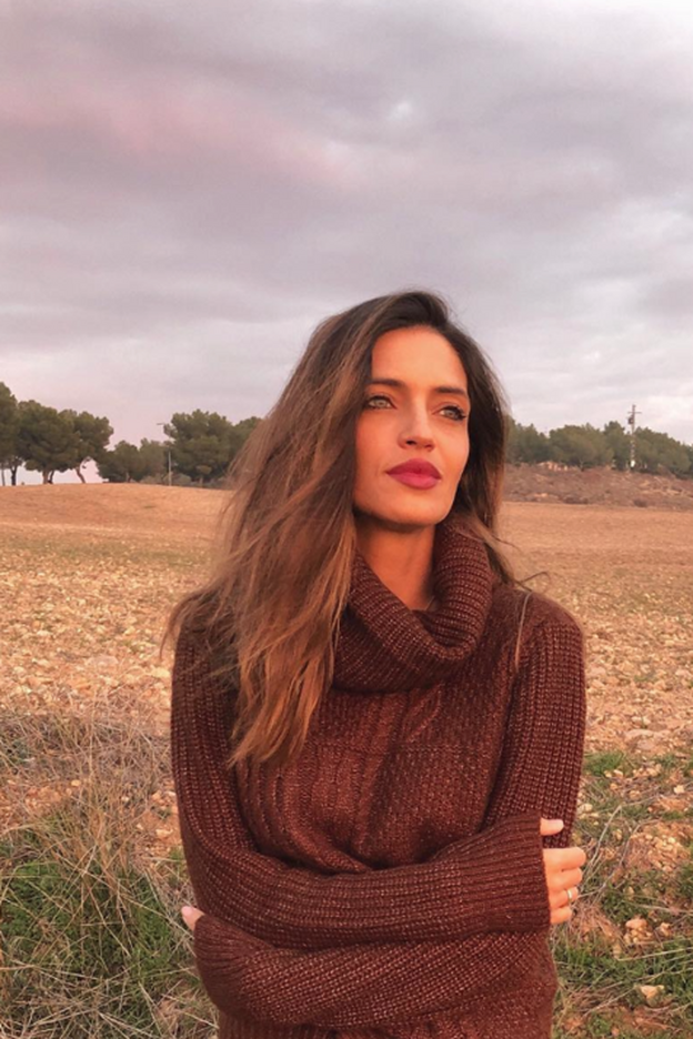 Sara Carbonero se pone el único jersey de Balenciaga que no nos gusta