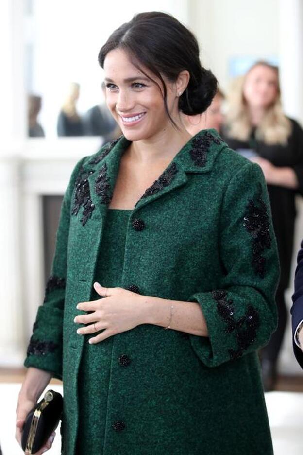 Meghan, como muchas embarazadas, tiene la costumbre de tocarse la tripa.