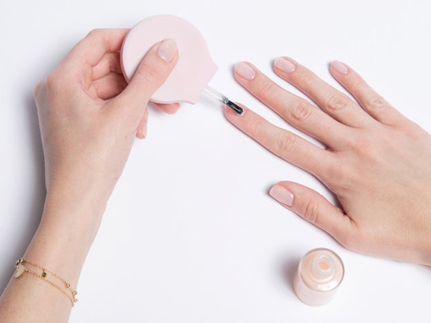 Este es el secreto para pintarte las uñas en casa con acabado profesional