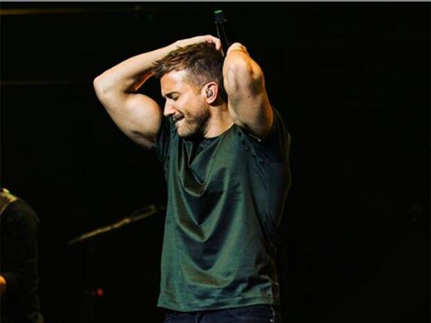 Los músculos de Pablo Alborán hacen rendirse a Laura Pausini