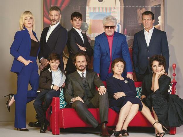 El reparto de 'Dolor y gloria' junto a Pedro Almodóvar.