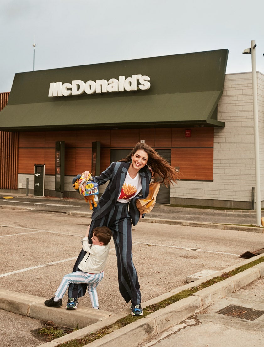 La tendencia del momento: vestidos con zapatillas