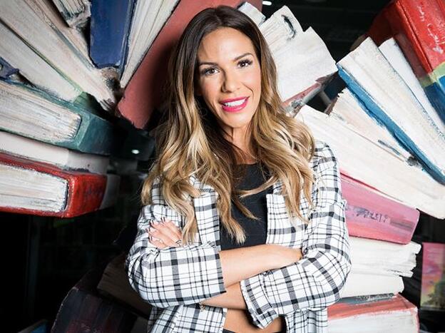 El desnudo integral de Tamara Gorro en pleno campo