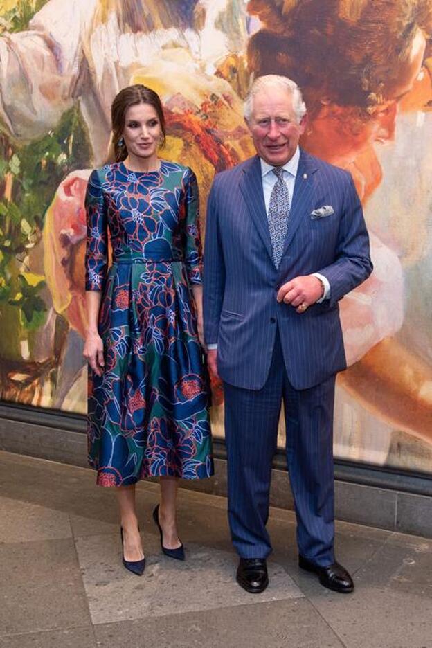 Doña Letizia junto al príncipe Carlos en la National Gallery de Londres.