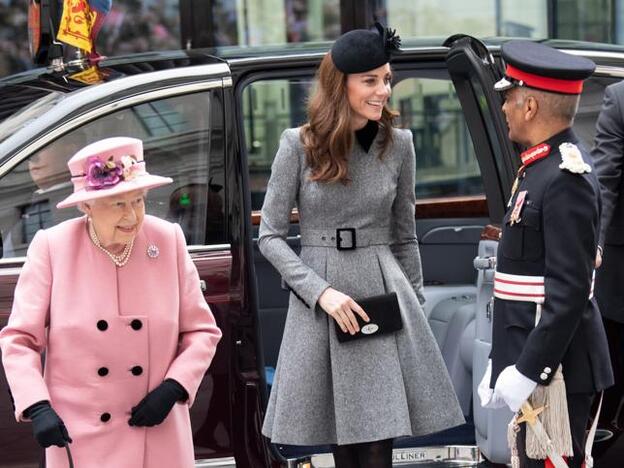 Kate Middleton 'copia' a Letizia el vestido con truco que hace tipazo