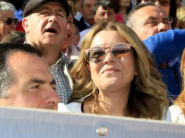 María José Campanario en la plaza de Morón de la Frontera apoyando a Jesulín de Ubrique. Pincha sobre la foto para ver las parejas que han roto este 2019./gtres.