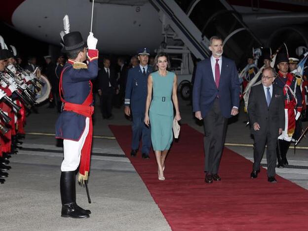 El primer look de Letizia en Argentina: vestido nuevo y retraso en el avión