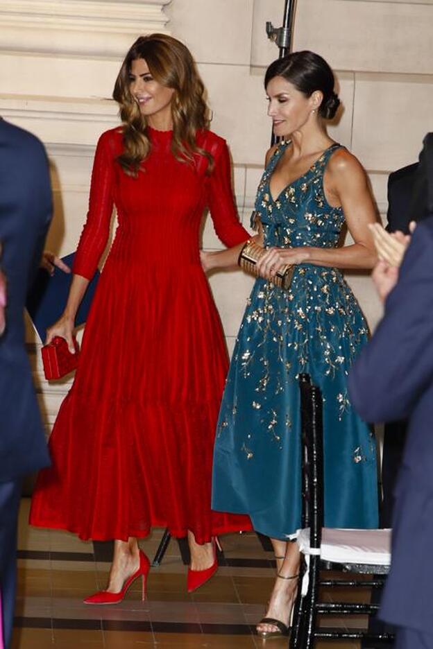 Letizia presume de escote y brazos con un vestido muy sexy en su segundo duelo de estilo con Juliana Awada