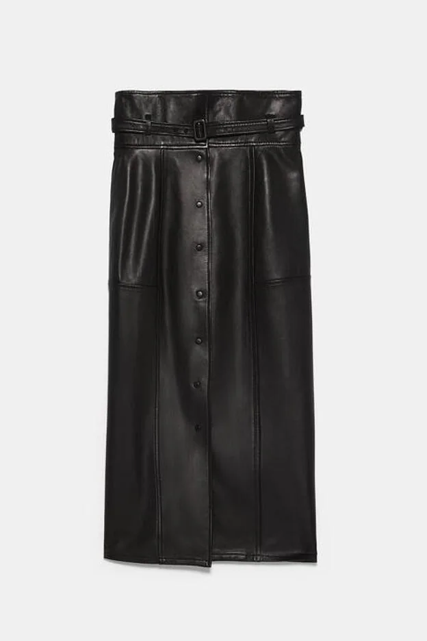 Falda tubo midi de cuero de Zara.