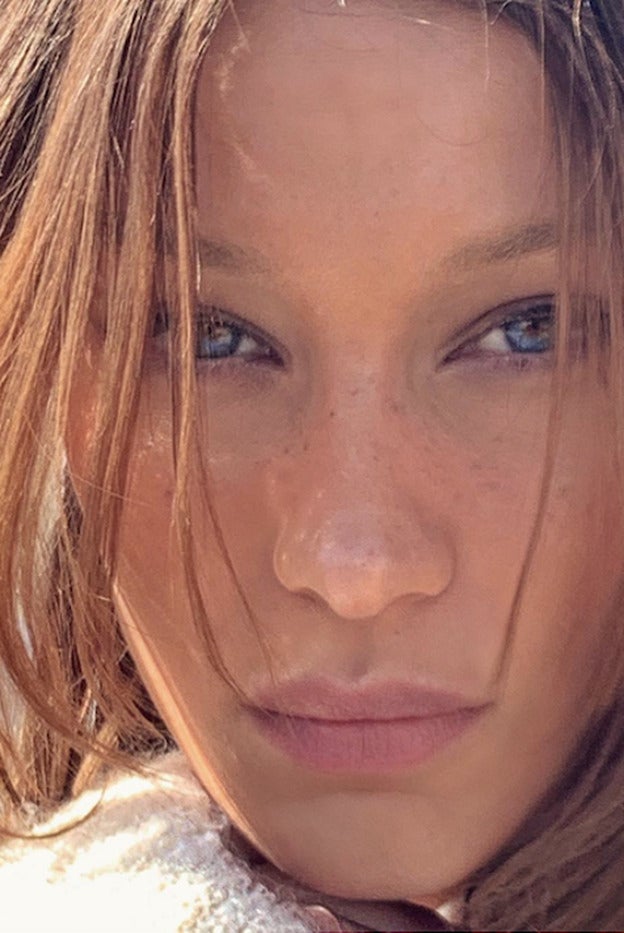 Este tono castaño cobrizo aporta dulzura a las facciones de Bella Hadid.