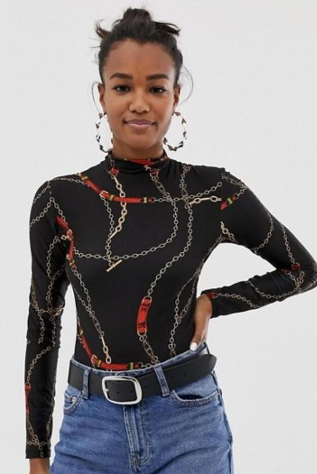 Body con cuello subido y estampado de cadenas de Bershka, 12,99 euros.