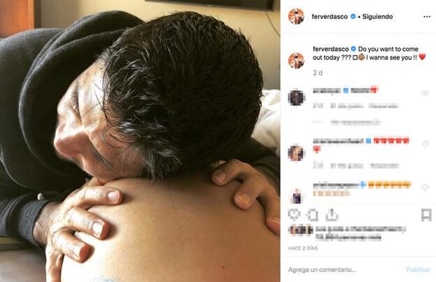 Fernando Verdasco muestra su impaciencia por ver la cara de su hijo.