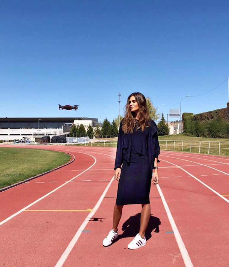 10 vestidos negros para clonar este look con Adidas de Sara Carbonero