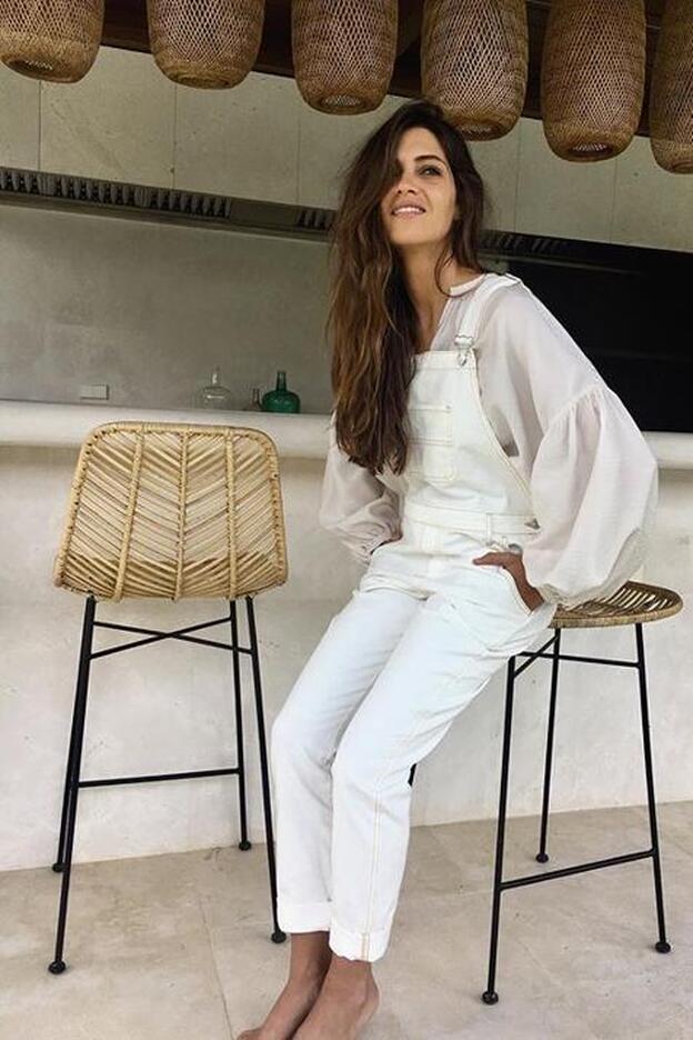 El peto blanco que agotó Sara Carbonero ha vuelto por solo 20 euros