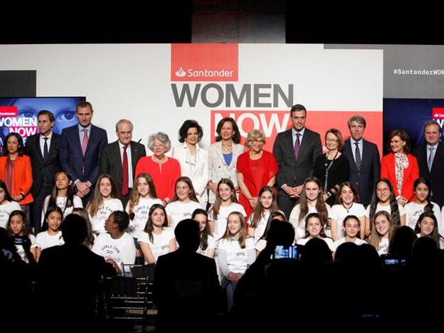 Inauguración del Santander WomenNow. El presidentes del Gobierno, Pedro Sánchez (4d) la alcaldesa de Madrid, Manuela Carmena (4i), el presidente de la Comunidad de Madrid, Ángel Garrido (2d) y la vicepresidenta del Parlamento Europeo, Evelyn Gebhardt,(3d) durante la inauguración del congreso sobre mujer Women Now Summit, esta tarde en Madrid.