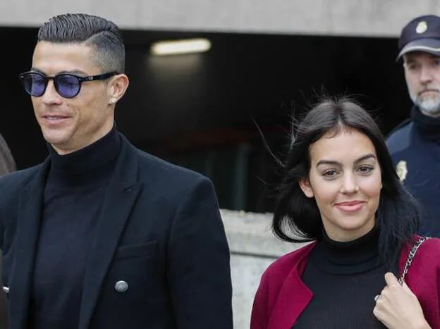 Georgina Rodríguez y Cristiano Ronaldo. Haz clic en la imagen y conoce las famosas que anunciaron su embarazo en 2018/GTRES
