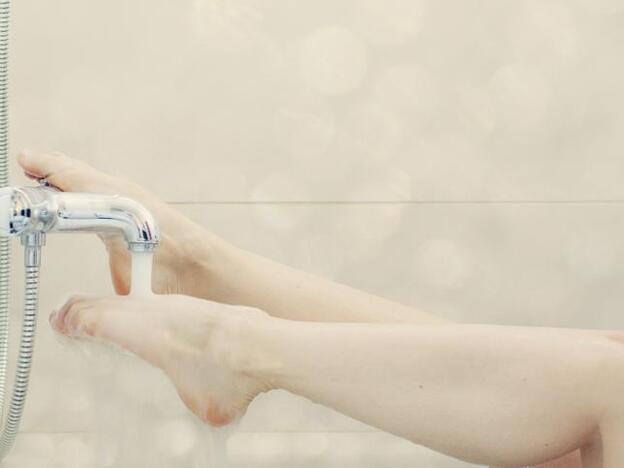 Darse un baño caliente durante una hora quema las mismas calorías que salir a andar