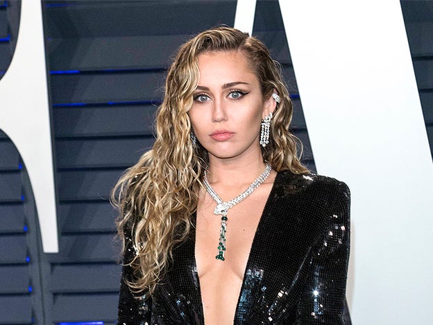 Miley Cyrus cambia de look y se corta el pelo a lo Hannah Montana