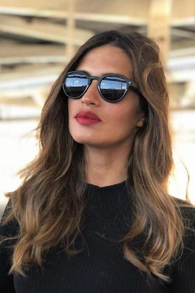 Sara Carbonero presume de tipazo con un vestido de punto negro