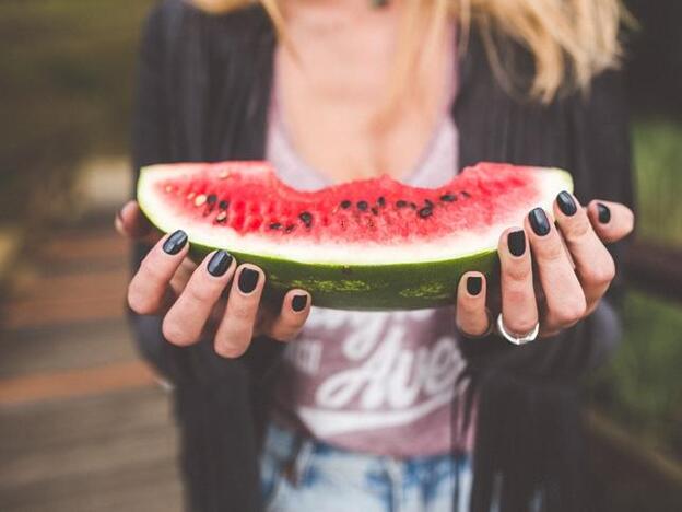 ¿Es más sano tomar zumo natural o comer la pieza de fruta entera?