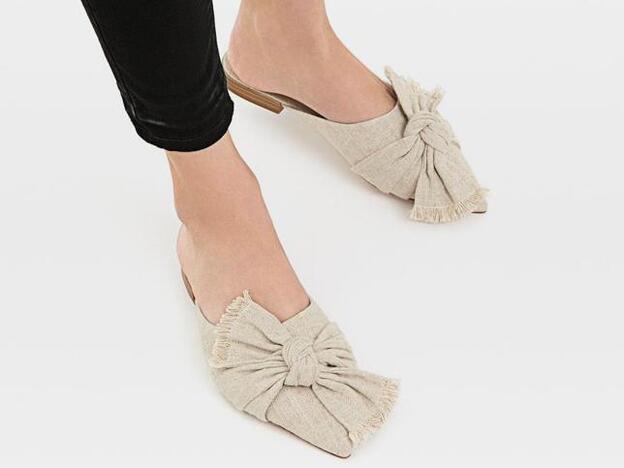 Mules rafia de Stradivarius. (25,99 euros).