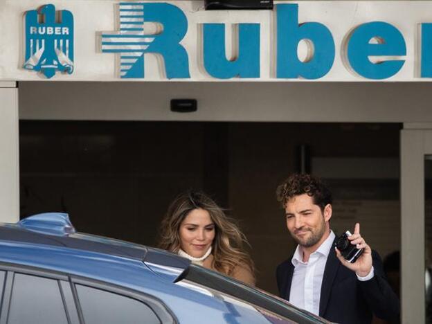 David Bisbal y Rosanna Zanetti salen del hospital con su hijo... y no posan