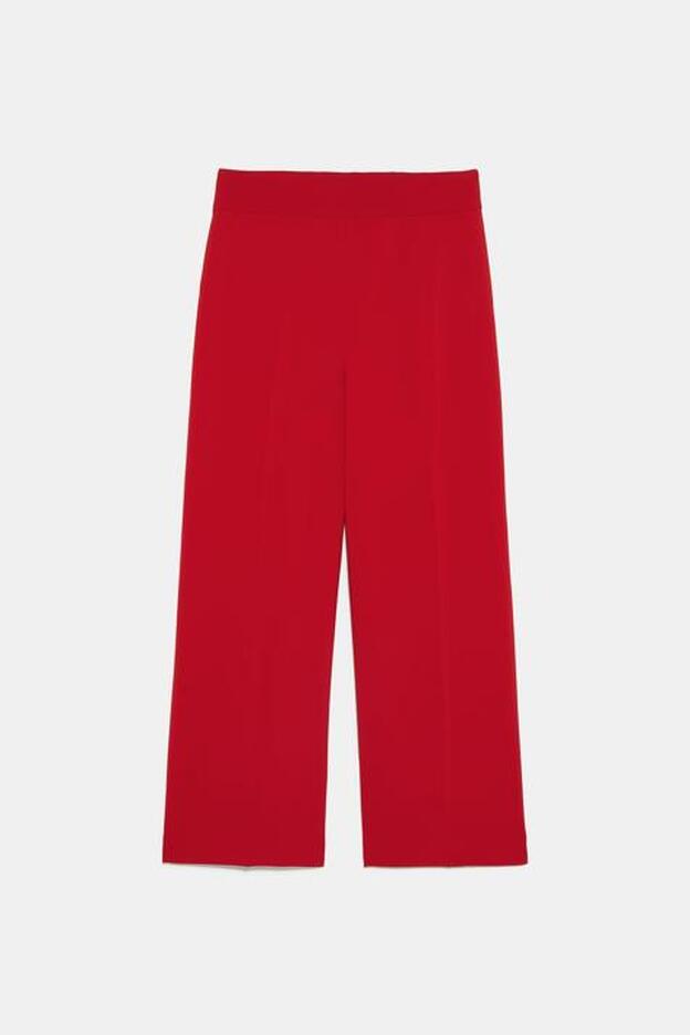 Pantalón rojo de tiro alto, 29,95 euros.