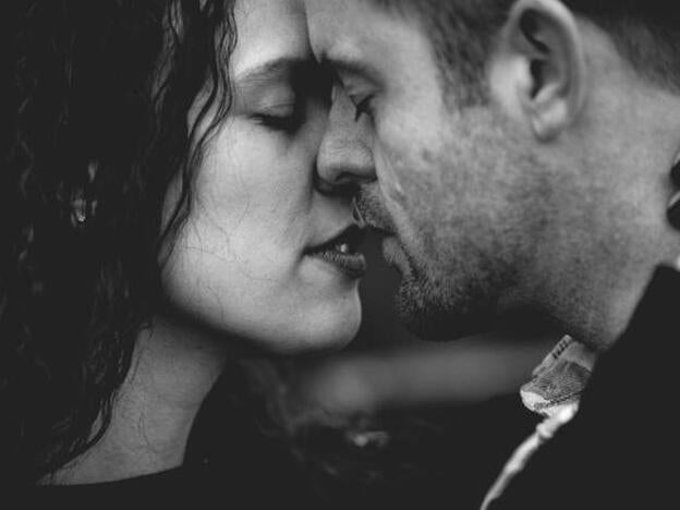 ¿Los amantes besan más y mejor?