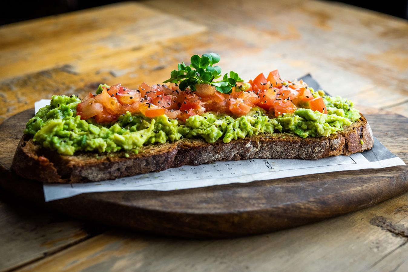 Tosta de aguacate con tomate