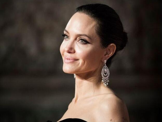 Angelina Jolie elimina los rastros de Brad Pitt