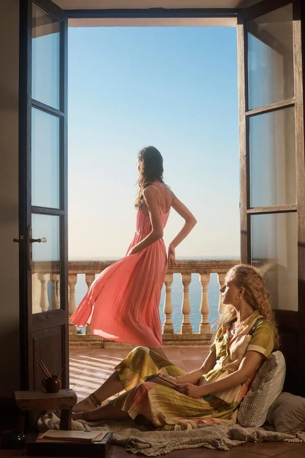 Los vestidos (y las fotos) de la nueva campaña de Mango son más bonito que verás esta | Mujer Hoy
