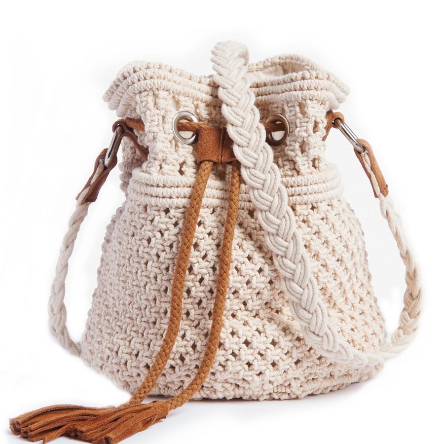 Bolso tipo cubo con macramé