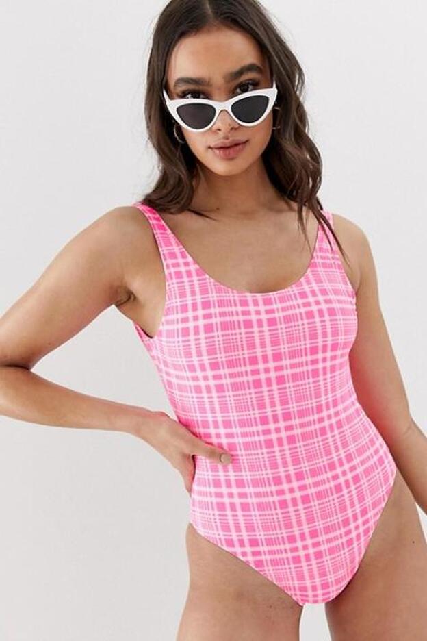 Bañador rosa flúor con estampado de cuadros de New Look. En Asos. (22,99 euros).