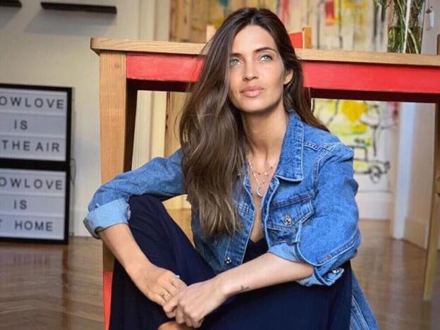 Sara Carbonero se ha hecho con la cazadora que más estiliza (y no es negra ni vaquera)