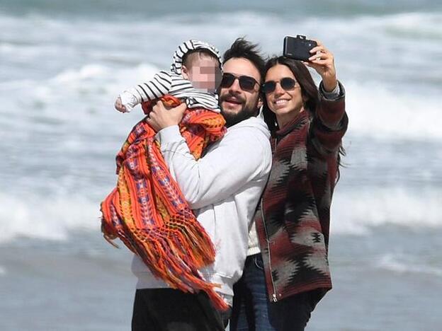 Elena Furiase se lleva a la playa a su hijo por primera vez