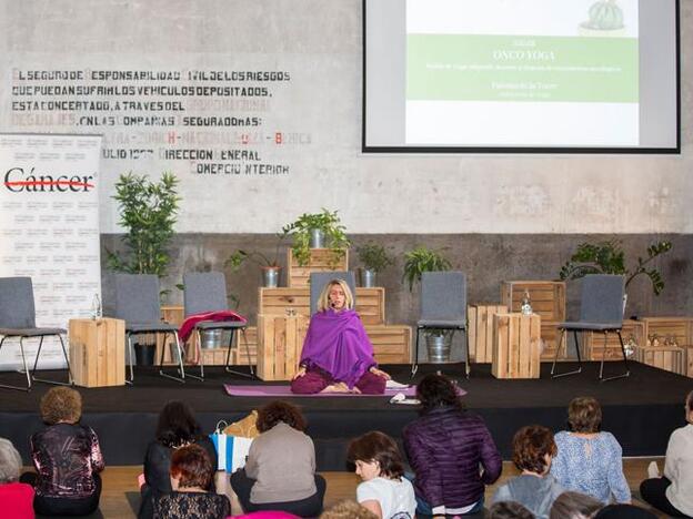 #MujerhoyCancerCare: "Taller Onco Yoga", una sesión adaptada para pacientes de tratamientos oncológicos
