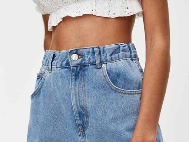 El truco por el que estos jeans estilo mom de Pull & Bear son los que mejor sientan