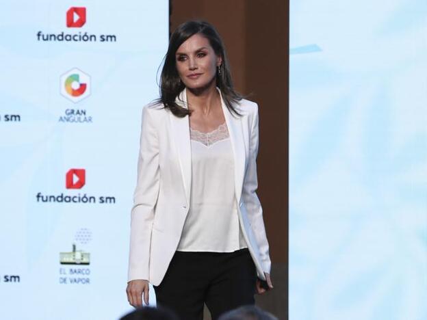 Los zapatos y el bolso de Letizia, claves de un look lencero perfecto