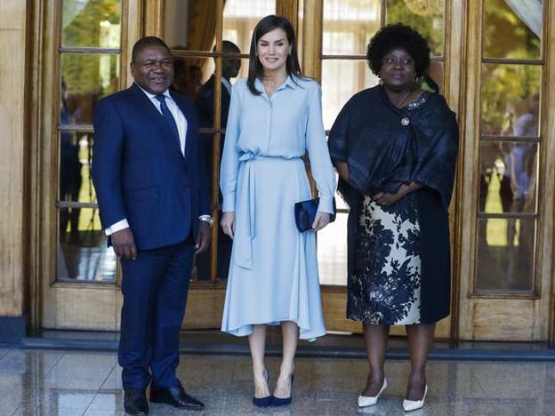 Letizia estrena en Mozambique el vestido de invitada perfecto para tus bodas y comuniones de primavera
