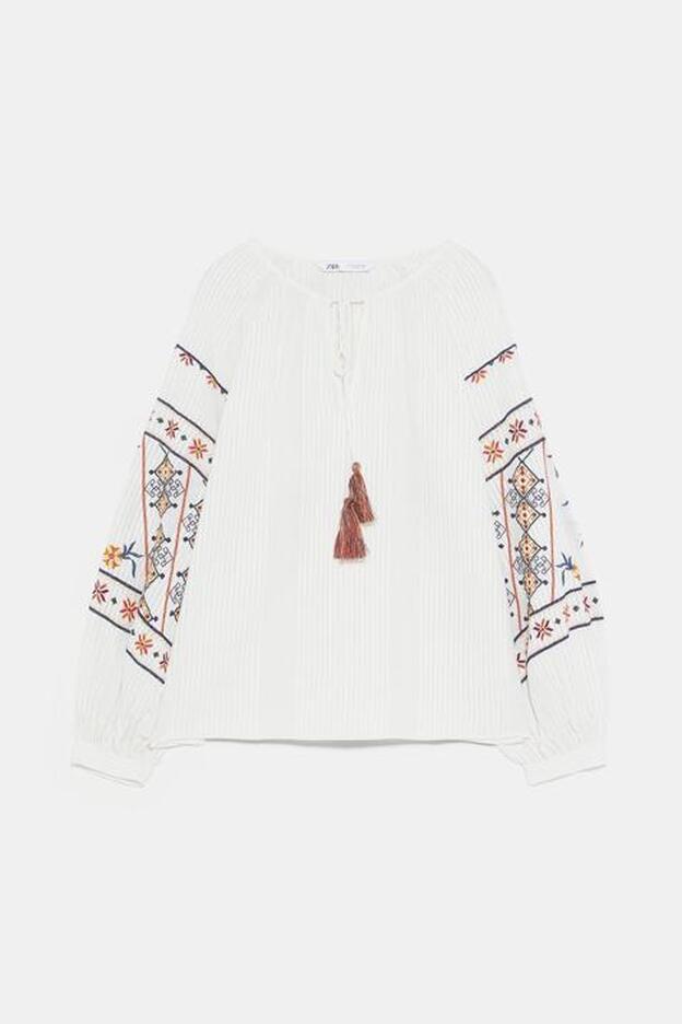 Blusa con detalle de bordados y cordón, 29,95 euros.