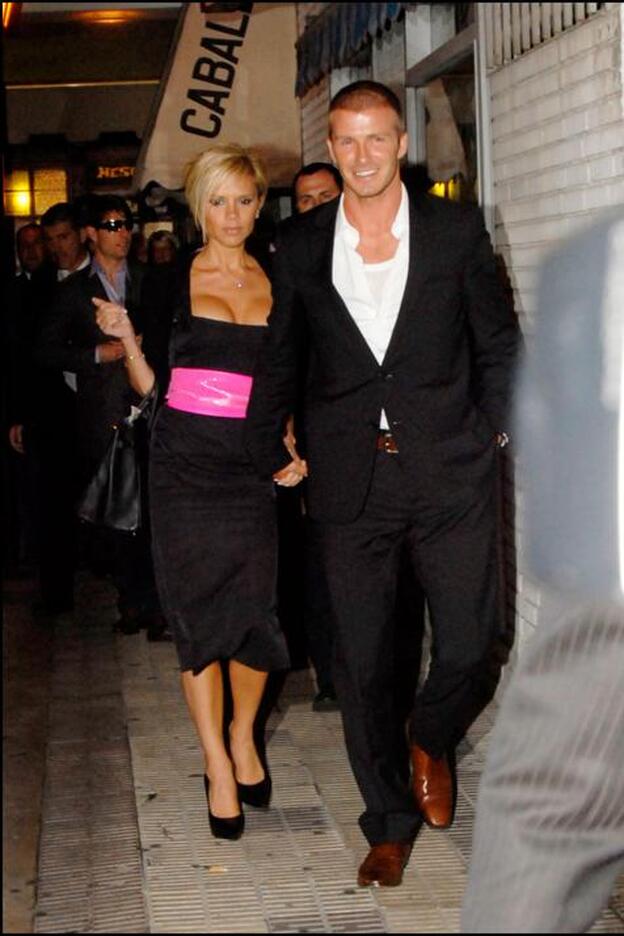 David y Victoria Beckham paseando por las calles de Madrid en 2005.