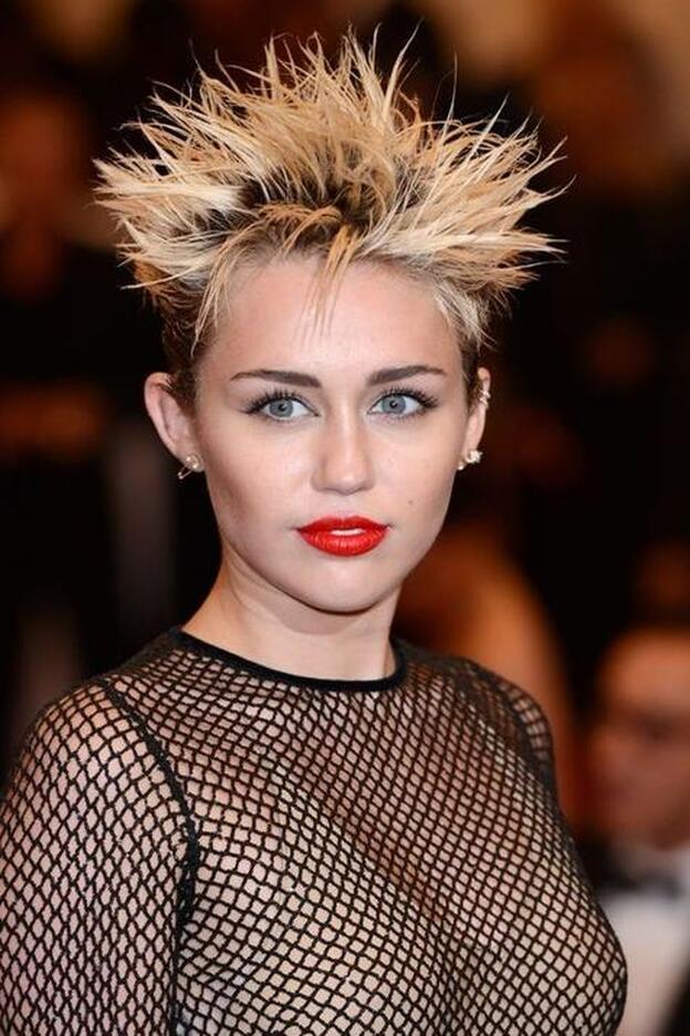 Miley Cyrus resucitó el peinado pincho que arrasó en los años 80.