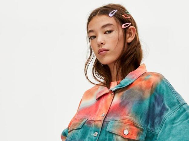 Esta cazadora tie-dye de Pull & Bear es todo lo que necesitas para triunfar con tus looks de festival
