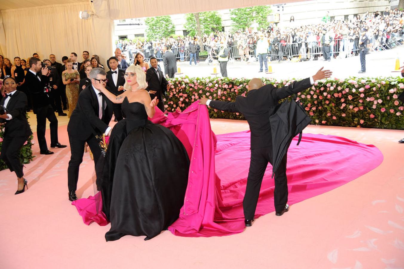 Todas las fotos y detalles de los vestidos de Lady Gaga en la Gala MET 2019