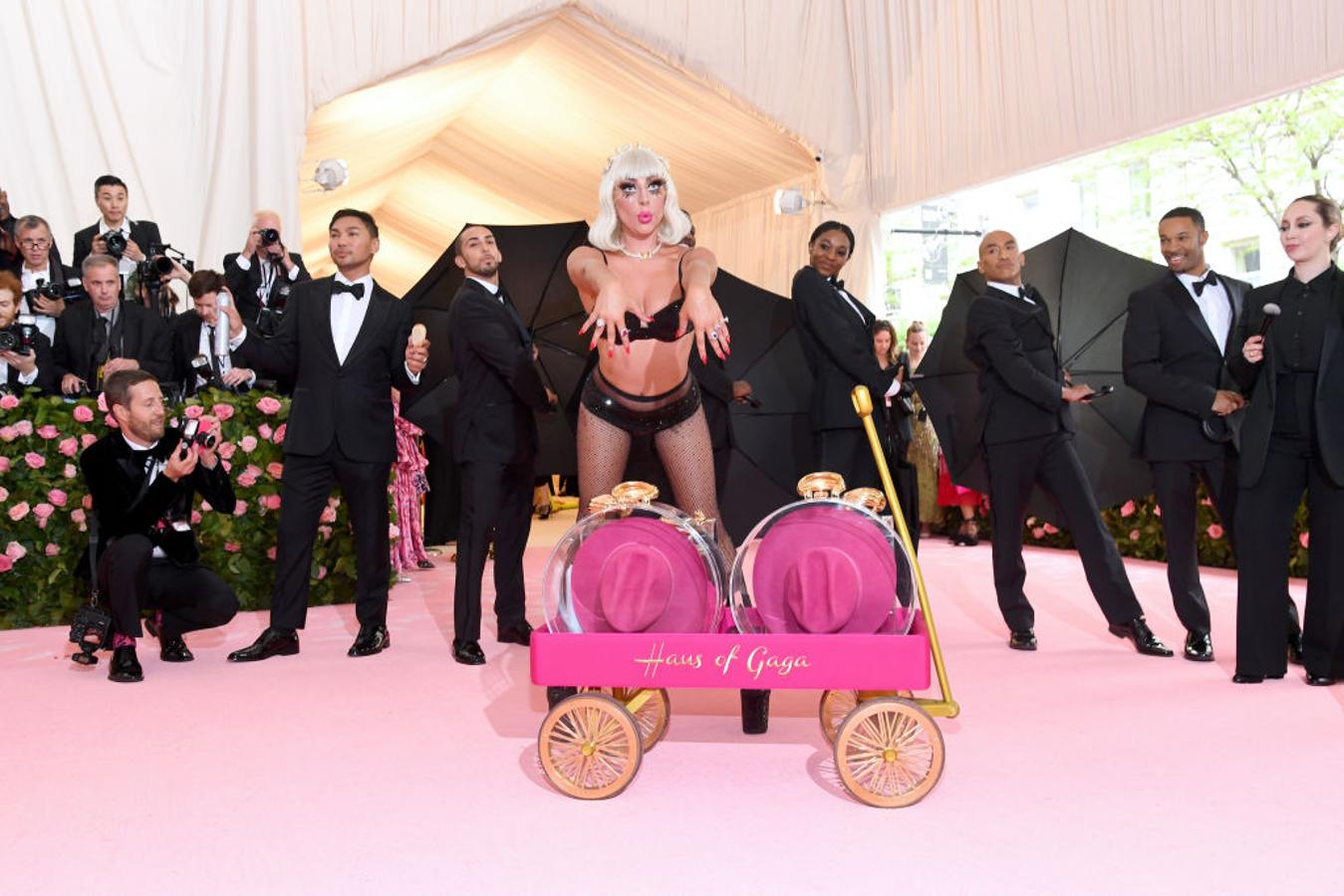 Todas las fotos y detalles de los vestidos de Lady Gaga en la Gala MET 2019