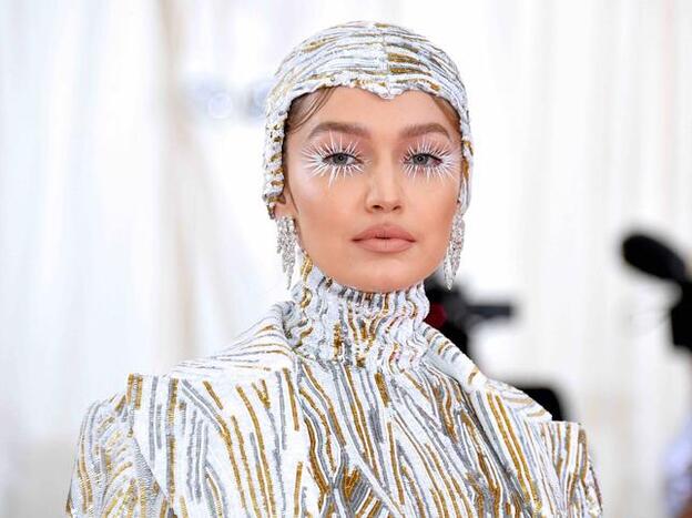 De Lady Gaga a Gigi Hadid: famosas e influencers arrasan con sus pestañas XXL en la gala del MET 2019
