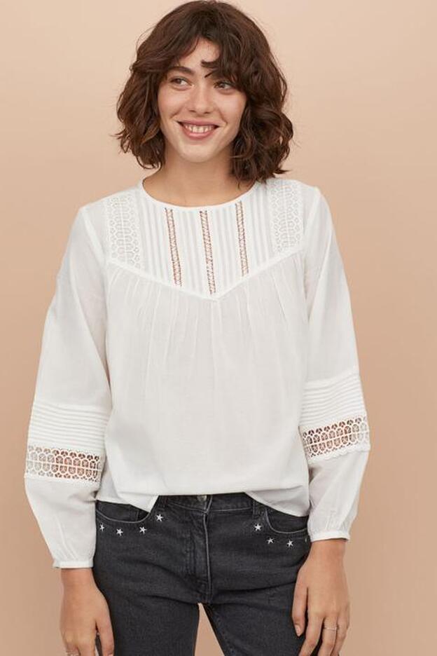 Nuestra opcion favorita: una blusa sencilla con algo de vuelo de H&M.