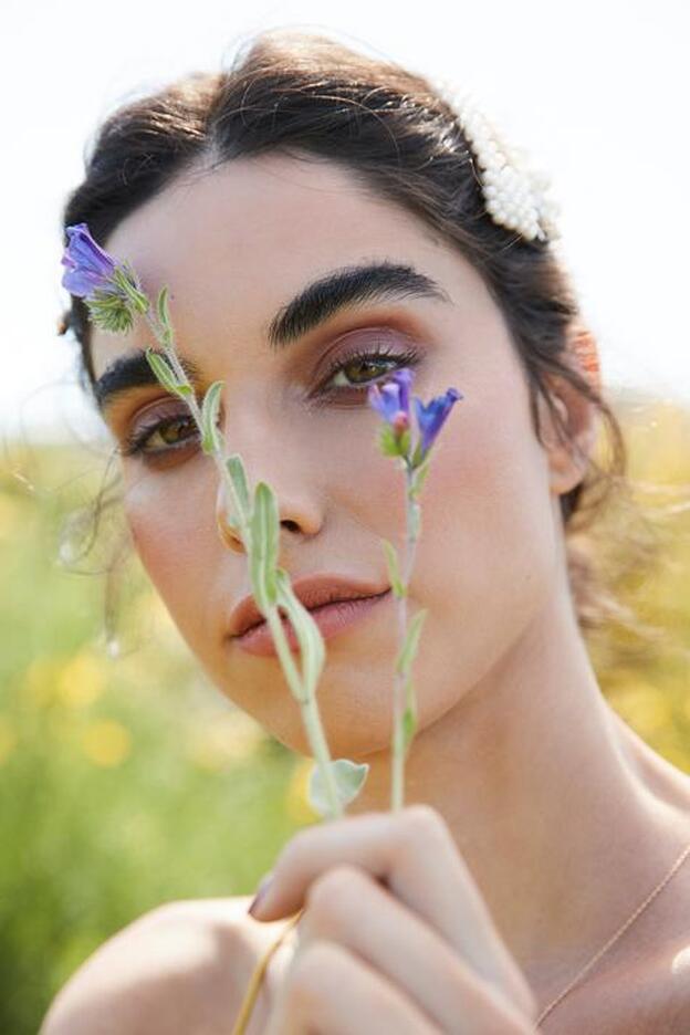 El vestido de invitada más bonito para tus bodas de primavera es amarillo (y muy barato)